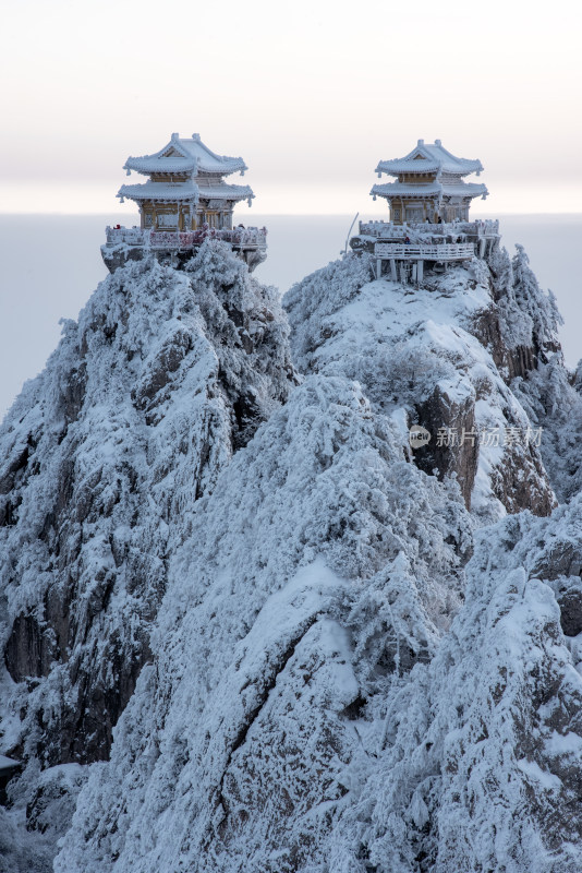 河南老君山雪后云海金顶建筑