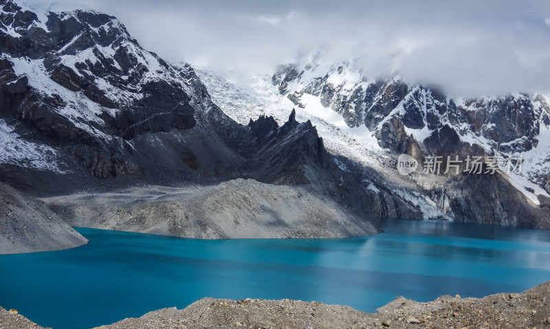 雪山脚下河谷湖泊自然风景