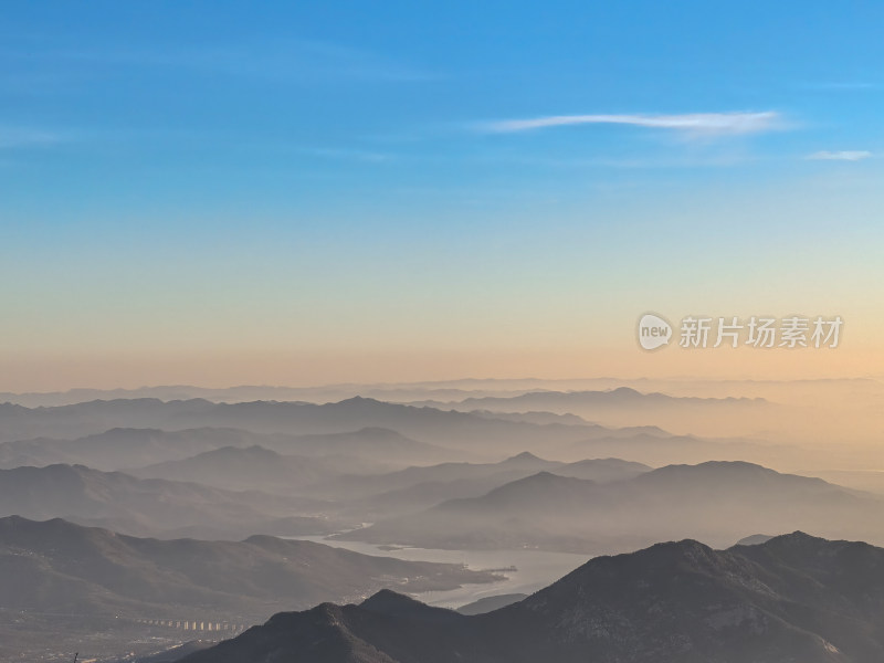 山峦与天空的自然景观