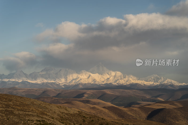 辽阔高原上的壮丽贡嘎雪山远景