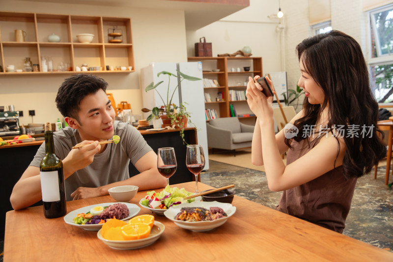 年轻夫妇在家用餐