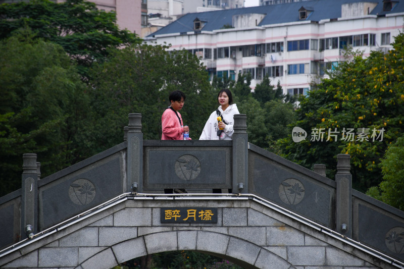 两人在醉月桥交流场景