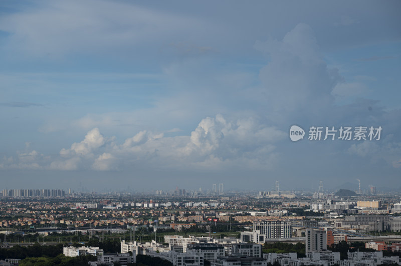 壮阔天空漂亮云层下的城市大景