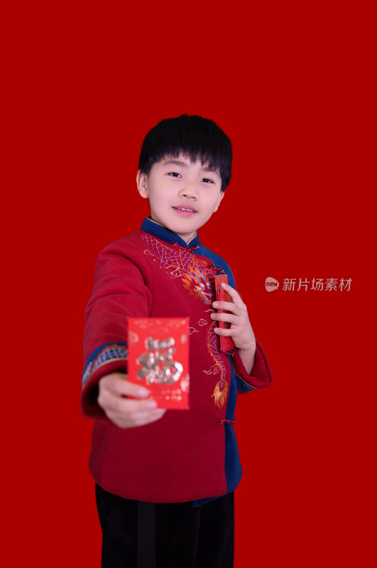 红色背景下中国小男孩春节恭贺新年拜年