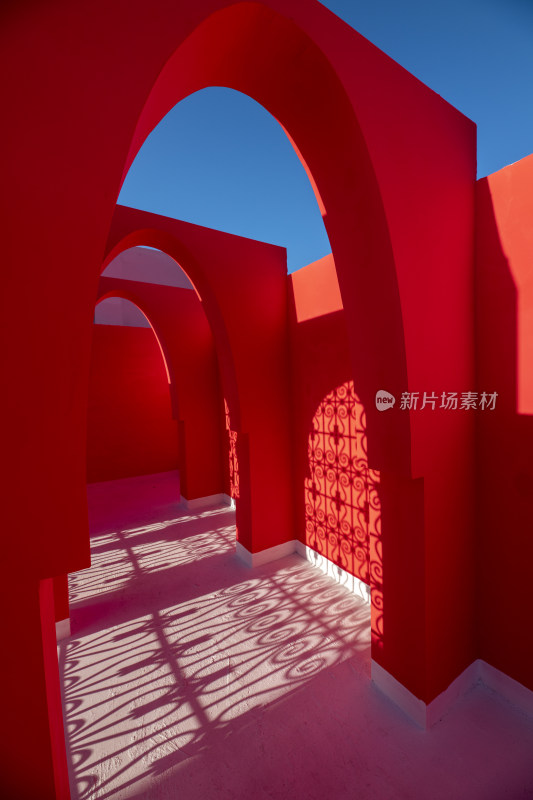 红色拱形建筑走廊光影场景