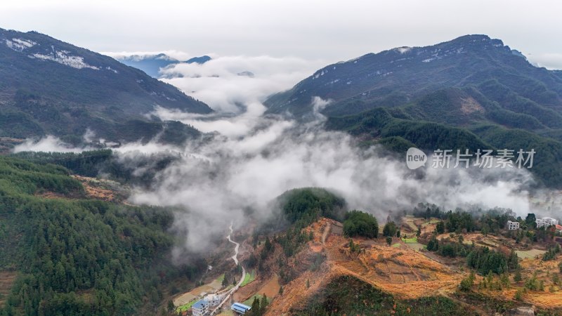 重庆酉阳：雾气中的山村田园