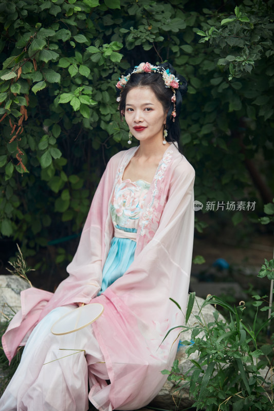 身穿中式传统唯美汉服的东方女性