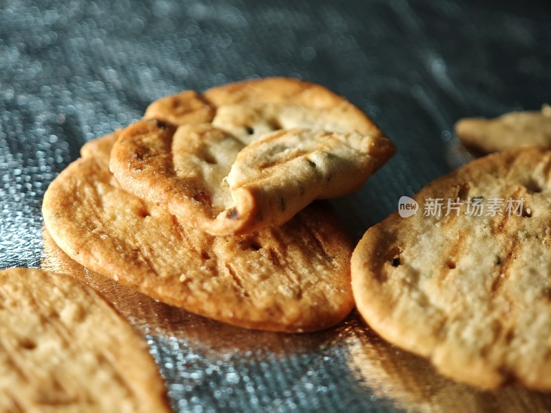 银色背景上放置着的美味饼干