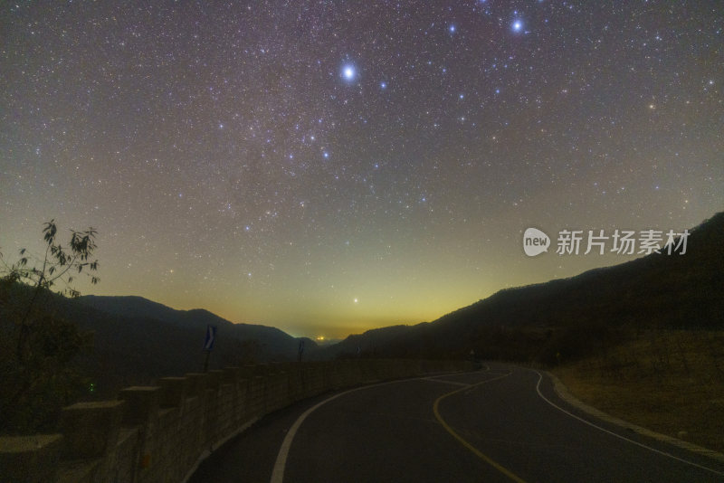 山间公路夜空繁星璀璨的美丽景象