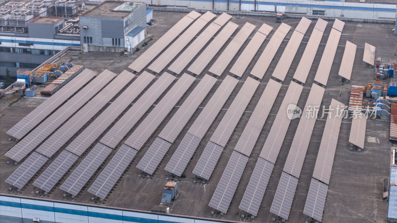 屋顶太阳能电池板俯瞰图