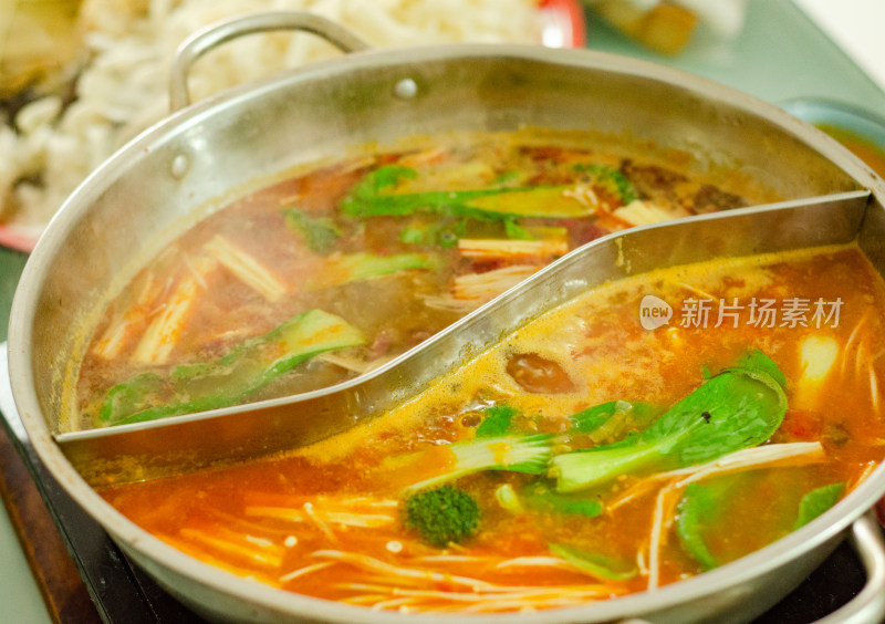 餐桌上的鸳鸯火锅特写