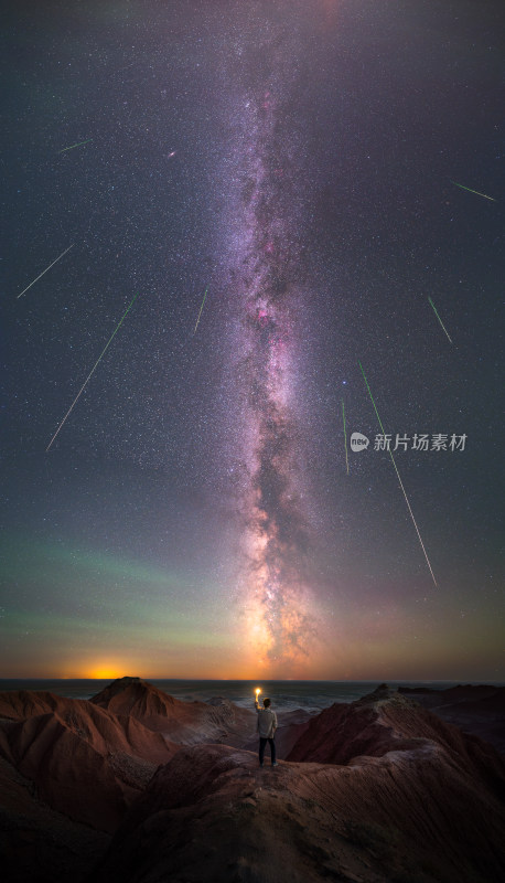 一人仰望星空的震撼星河夜景