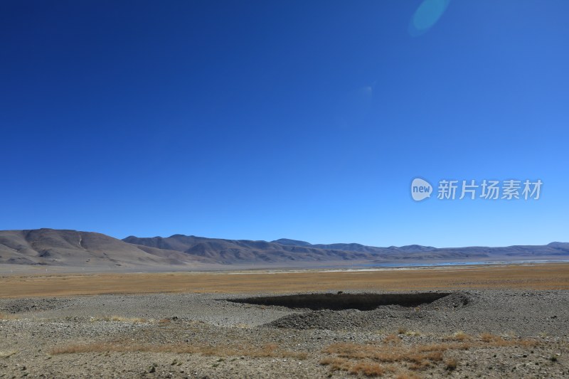 中国西藏蓝天映衬下的沙漠风光