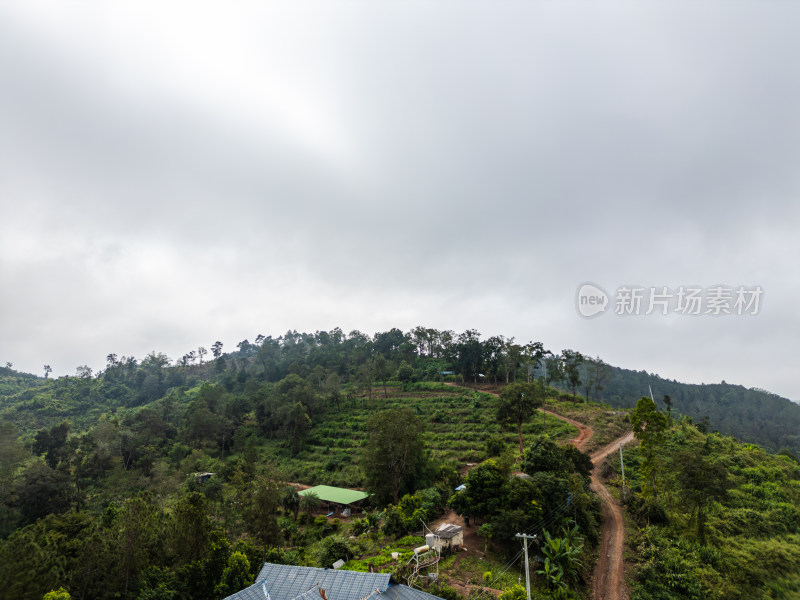 云雾缭绕中的山间营地航拍景象