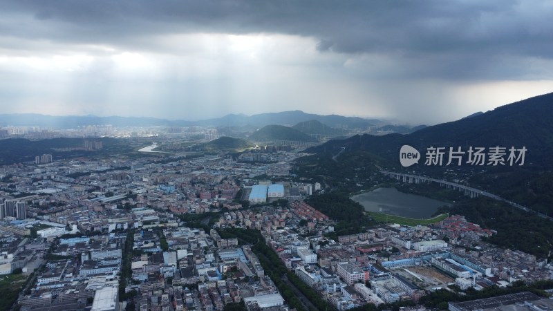 广东东莞：天空中透出光柱照耀大地