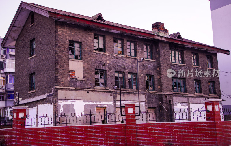 秦皇岛日本机车宿舍老旧砖房建筑外观全景