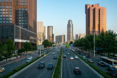 车水马龙的城市主干道景象