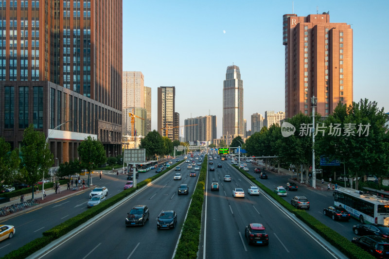 车水马龙的城市主干道景象