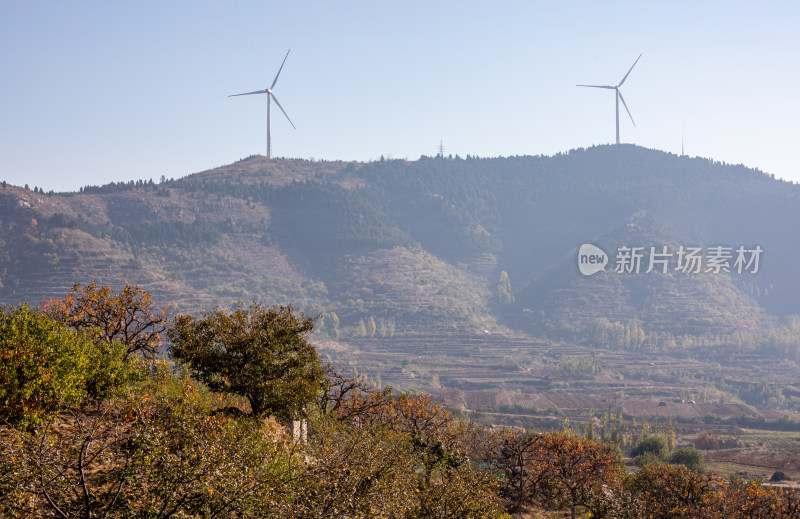 山地间的风力发电机景观