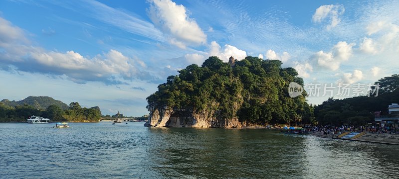 河畔绿树成荫的自然景观