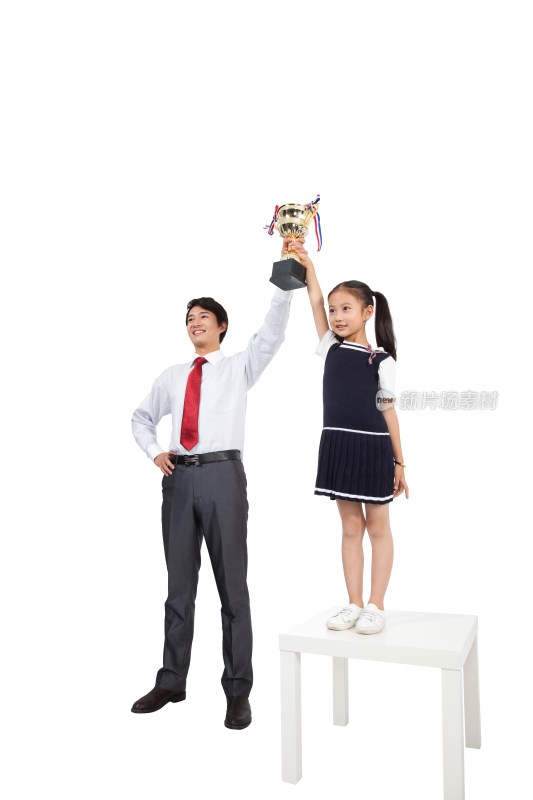 棚拍商务装年轻父亲,穿裙子的小女孩拿奖杯