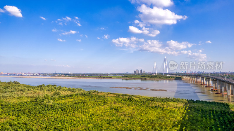 武汉天兴洲长江大桥与长江岸边绿地