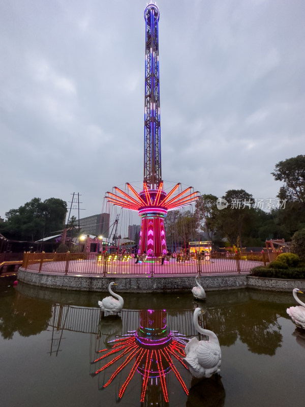 游乐园的高空秋千夜景