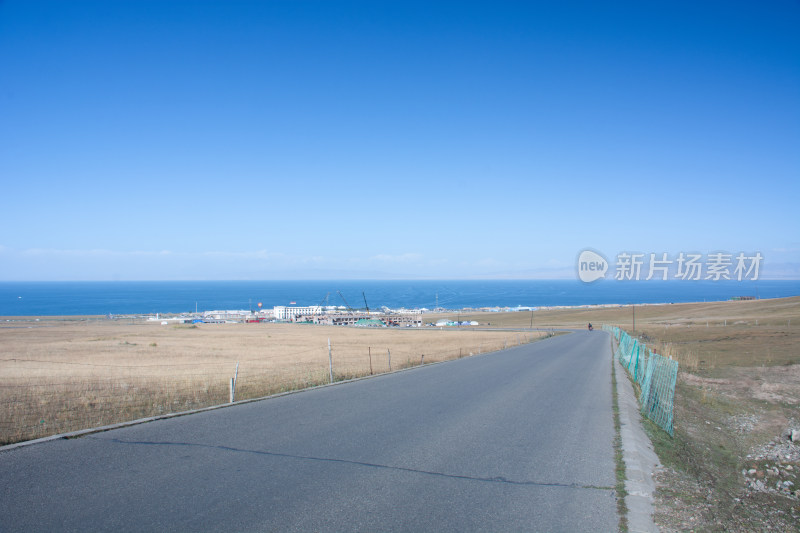 秋天晴朗的青海湖公路自然风光