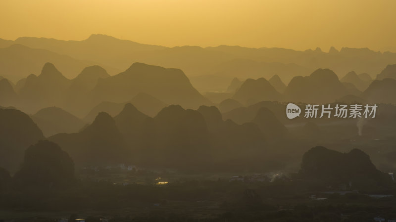 鸟瞰日落时分的桂林山景