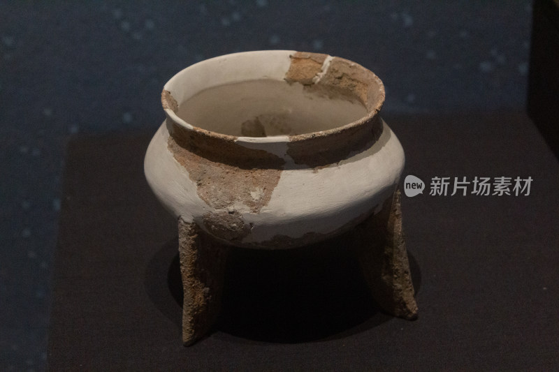新石器时代良渚文化鱼鳍形足夹砂红陶鼎