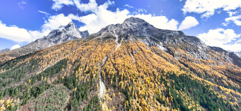 四川四姑娘山景区双桥沟秋天的山峰