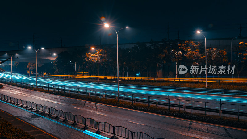 夜间城市道路流光溢彩的长曝光景象