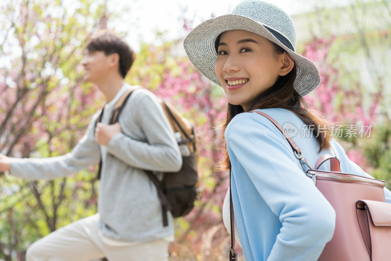 年轻情侣旅游