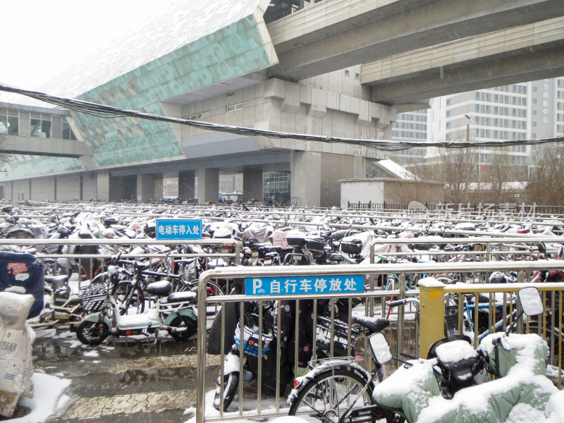 北京昌平沙河冬天雪覆盖自行车照片