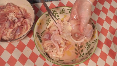 厨房剪刀剪鸡皮鸡油处理鸡腿肉