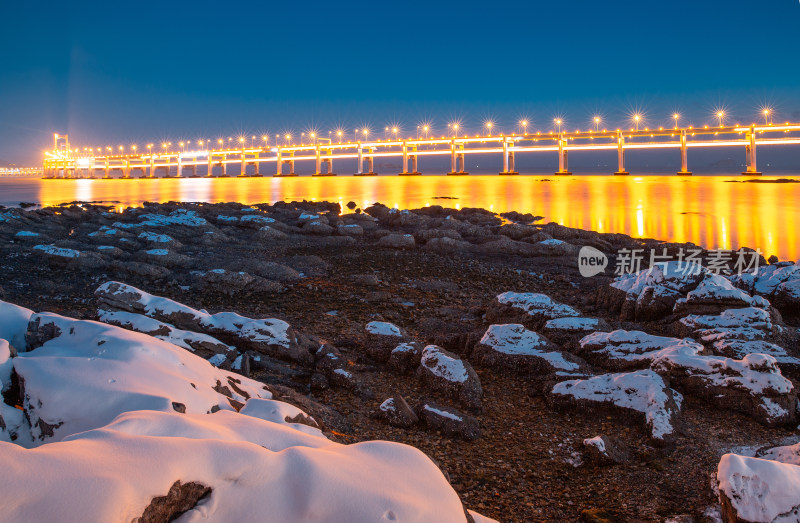 雪后的黑石礁公园跨海大桥亮灯夜景