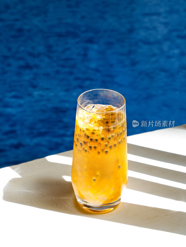 夏日海边的一杯百香果果汁饮品
