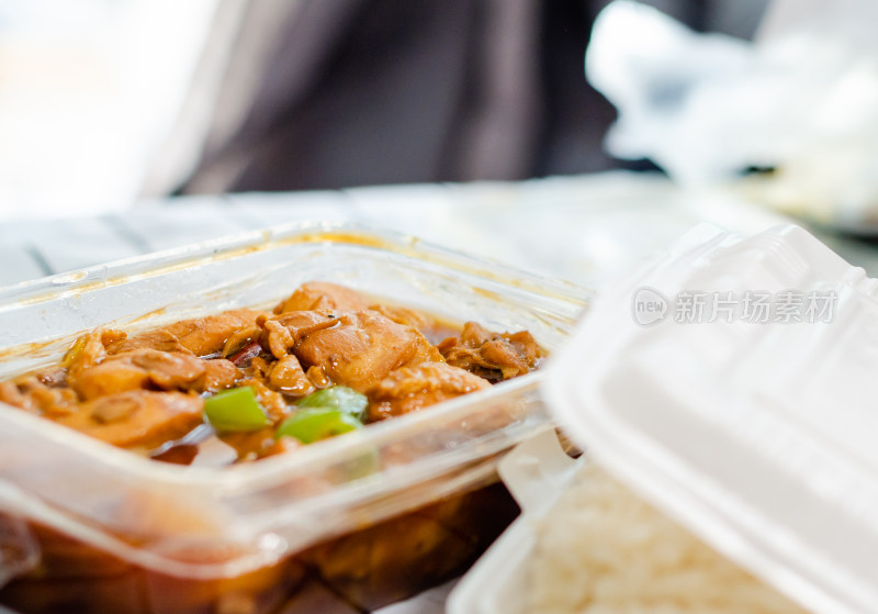 透明餐盒内的美味鸡肉盖饭