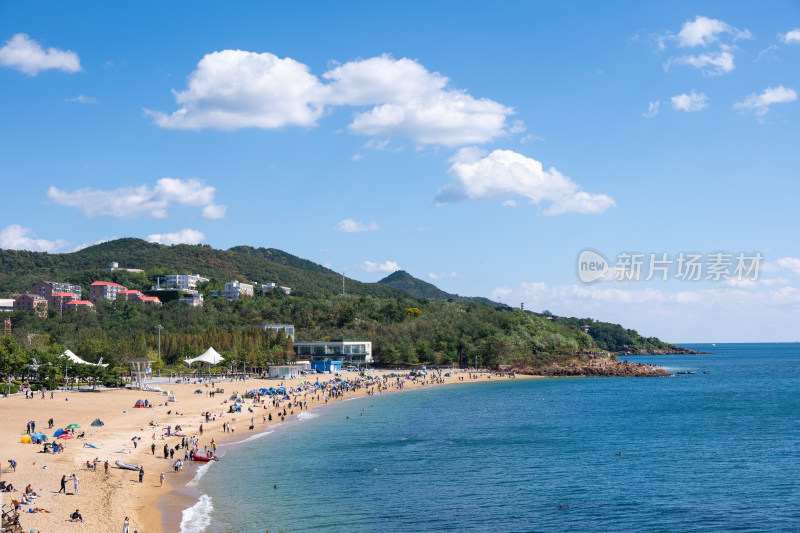 蓝天白云下的大连傅家庄公园海滨浴场