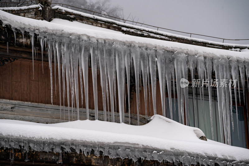 四川眉山瓦屋山景区冬日雪景山间小屋