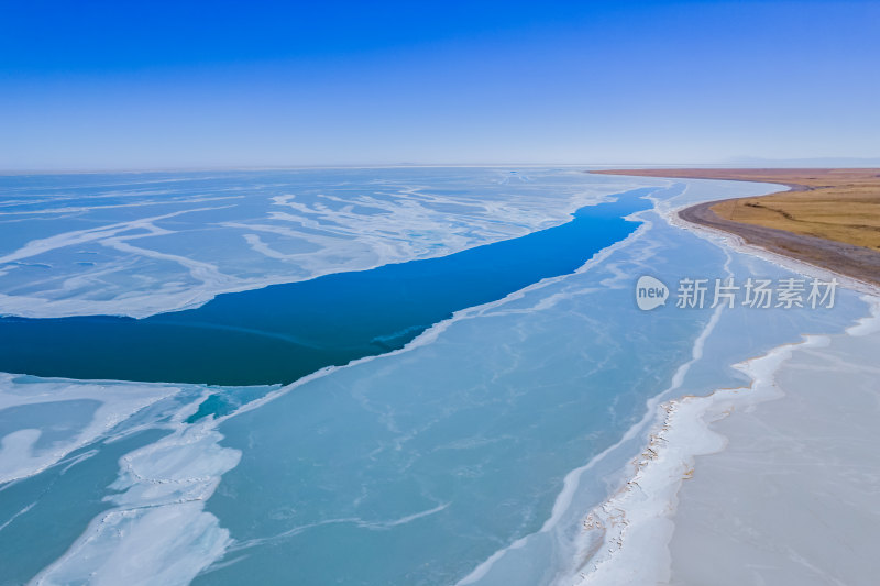 冬日冰封的青海湖风光