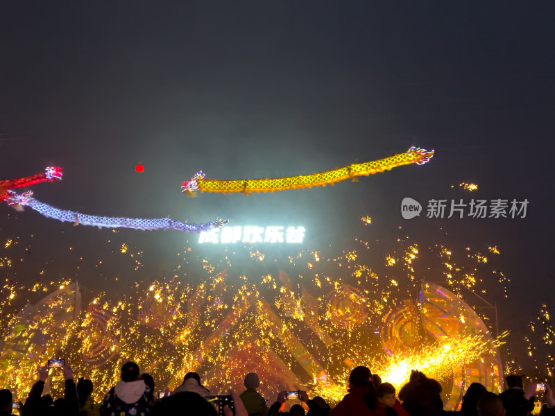 夜空中的舞龙表演打铁花