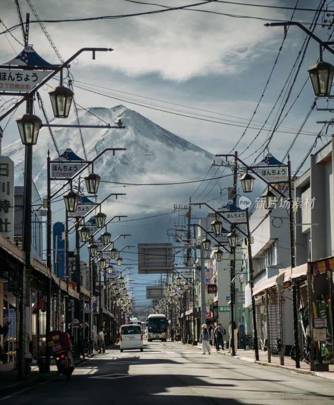 从城镇望去日本富士山