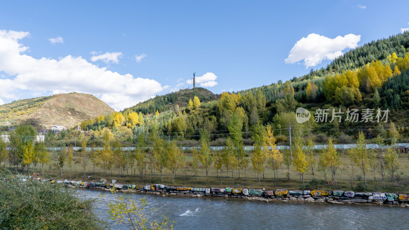 从黄龙九寨站前往九寨沟的大巴窗外风景