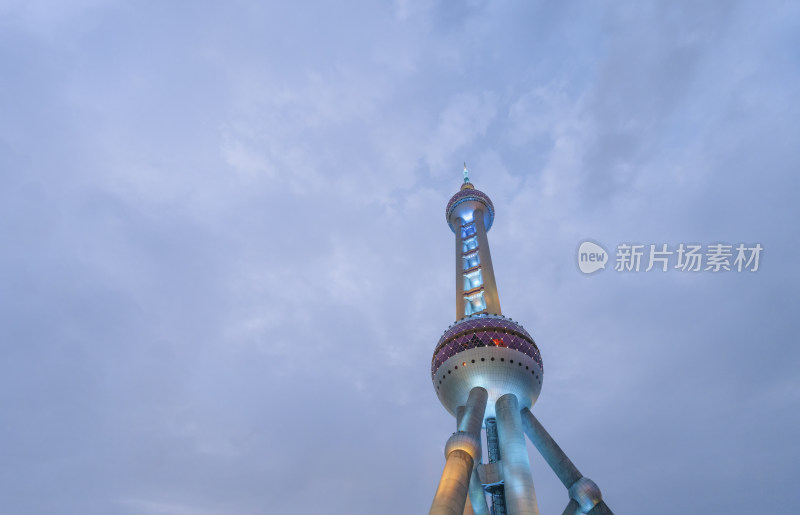 傍晚的上海东方明珠电视塔