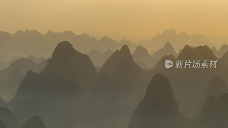 鸟瞰日落时分的桂林山景