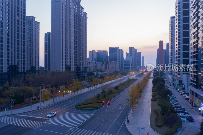 海边的城市高层建筑