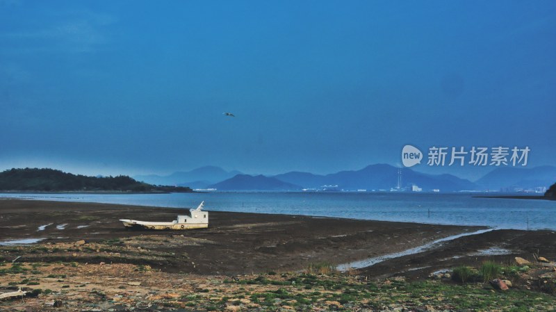 海滩边孤船的自然景象