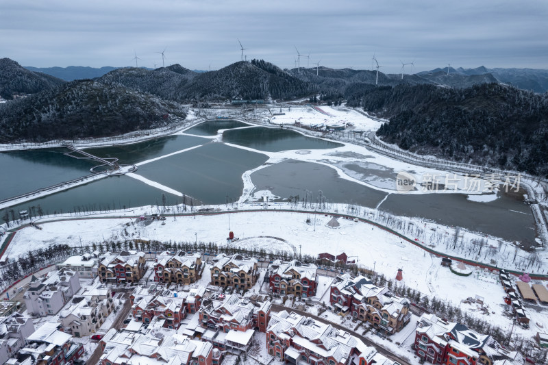 冬天重庆南天湖雪中的小镇