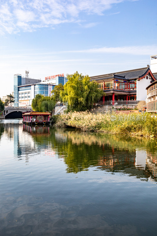 济宁老运河越河河道桥梁城市建筑倒影景观